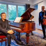 Tobias Koch am Flügel und Florian Donderer, Violine, 2022 im Musikstudio